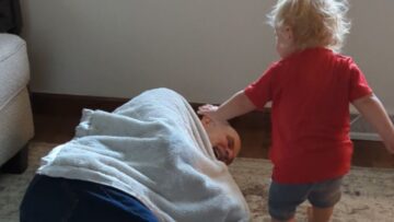 Adorable-kid-dashes-with-his-blanket-Super-Cute.jpg
