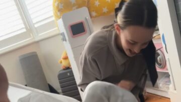 Dachshund-Drama-Familys-Hilarious-Duvet-Dilemma-Try-Not-to.jpg