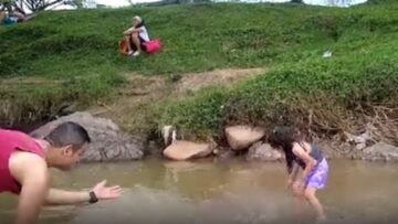 Dive-into-Drama-Purse-Plunge-Turns-into-a-Hilarious-Splashdown.jpg