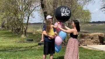 Little-Sisters-Grumpy-Reaction-Unveils-a-Heartwarming-Lesson-at-the.jpg