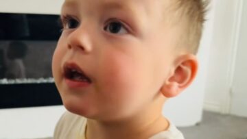Little-boys-adorable-attempt-to-win-moms-forgiveness-after-TV.jpg
