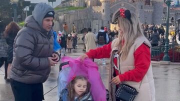 Magical-surprise-proposal-at-Disneyland-brings-adorable-new-love.jpg
