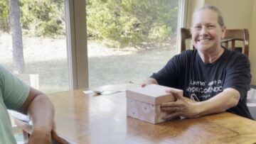 Mom-to-Be-Captures-Priceless-Moment-of-Parents-Reacting-to-Her-Pregnancy.jpg