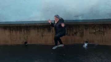 Surfs-Up-Watch-as-This-Womans-Feet-Fail-to-Outrun.jpg