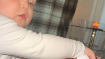 Sweet-Babies-Take-Turns-Pampering-Mom-with-Tender-Hand-Massages.jpg