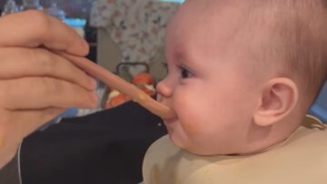 Baby-devours-spoon-fed-food-Cute.jpg