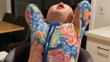 Baby-turns-family-dinner-into-hilarious-giggle-fest-Adorable.jpg