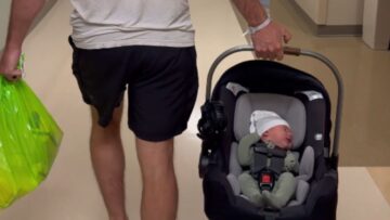 Elder-brothers-heartwarming-reaction-meeting-newborn-sibling-for-first-time.jpg