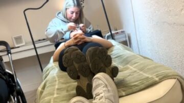 Girls-Hilarious-Spider-Prank-Turns-Lash-Appointment-into-a-Comedy.jpg