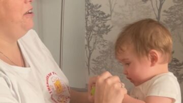 Grandma-serenades-baby-who-responds-with-the-cutest-scream-ever.jpg