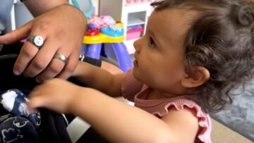 Heartwarming-moment-Little-girls-adorable-first-meeting-with-newborn-sister.jpg