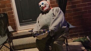 Kids-Discover-Halloween-Decorations-Arent-Just-Statues-Try-Not.jpg