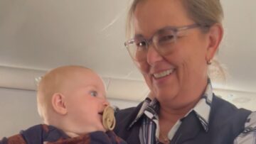 Reassuring-flight-attendant-soothes-baby-in-flight-Adorable.jpg