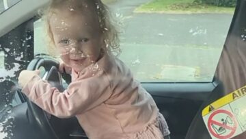Toddler-effortlessly-escapes-car-seat-like-a-boss-Super.jpg