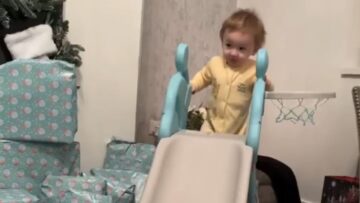 Toddlers-Hilarious-Backward-Slide-Fail-Adorable.jpg