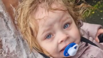 Toddlers-adorable-fail-at-using-rain-cover-Cute.jpg