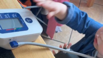 Toddlers-adorable-performance-tricks-parents-into-trip-to-doctor.jpg