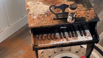 Toddlers-adorable-spice-escapade-on-piano-Cute.jpg