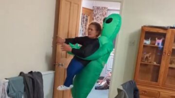 Moms-Epic-Alien-Abduction-Surprise-Will-Leave-You-in-Stitches.jpg