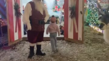 Toddlers-Hilarious-Santa-Visit-Super-Cute.jpg