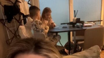 Twins-Synchronized-Uno-Disrespect-Adorable-Antics-Caught-on-Camera.jpg