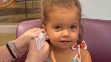 Fearless-3-yo-gets-ear-pierced-Adorable.jpg