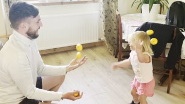 Little-girls-adorable-attempt-at-juggling-Super-Cute.jpg