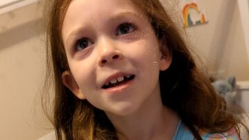 Moms-Hilarious-April-Fools-Prank-Leaves-7-Year-Old-in-Total-Confusion.jpg