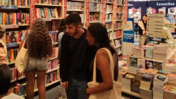 Screaming-Prank-Shocks-Bookstore-Readers-with-Hidden-Speaker-WooGlobe.jpg